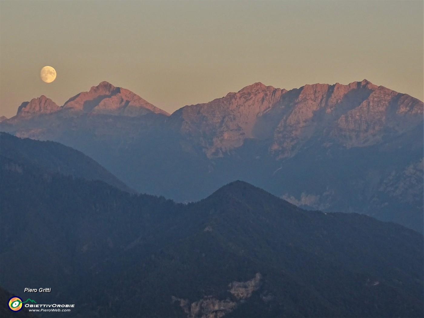 76 Spunta la luna dal monte... (tra Corna Piana e Pizzo Arera)..JPG